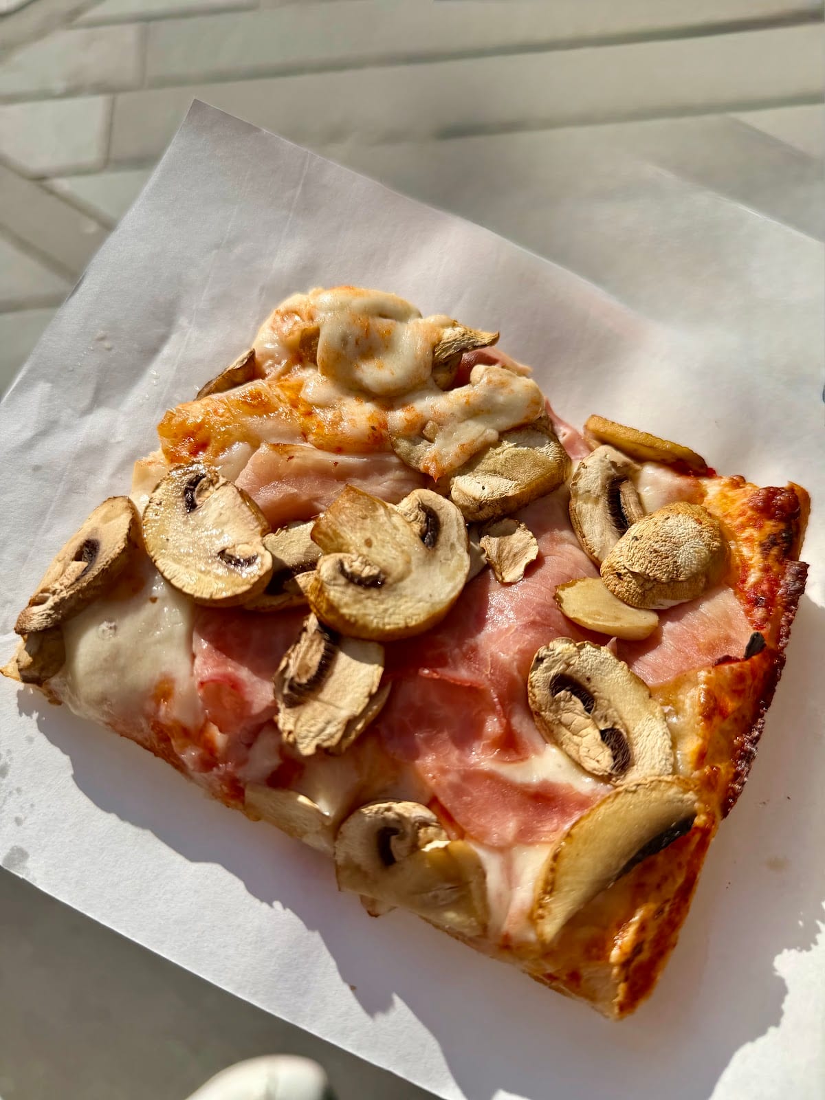 Pizza con prosciutto e funghi