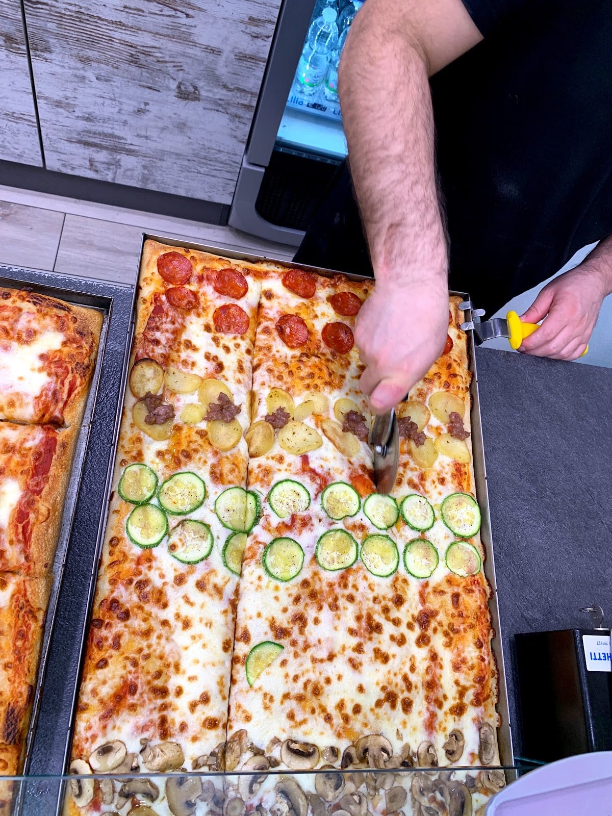 Pizza al taglio con vari condimenti