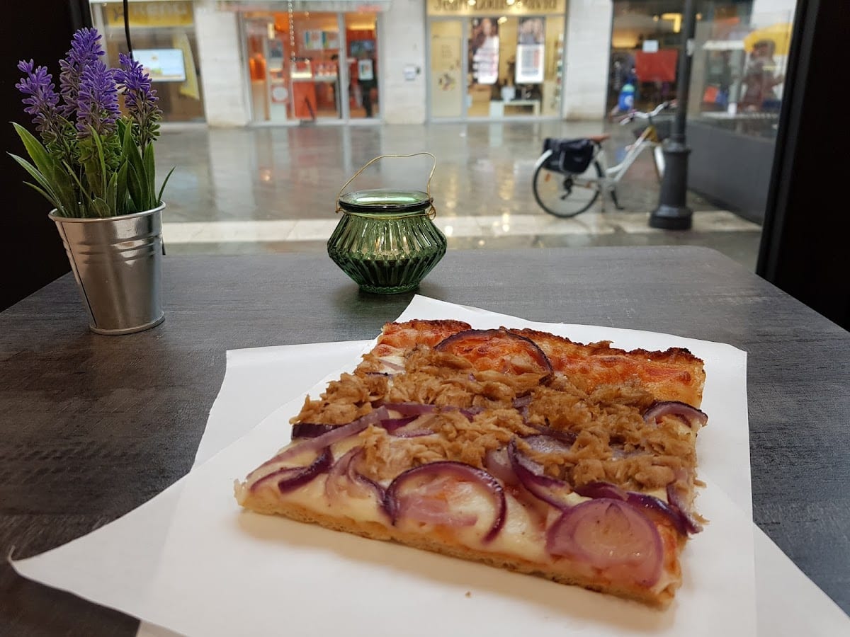 Pizza con tonno e cipolla