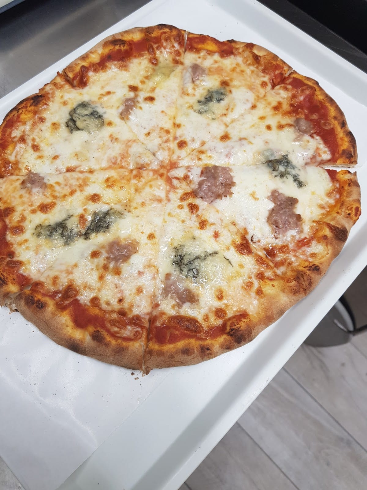 Pizza tonda con quattro condimenti